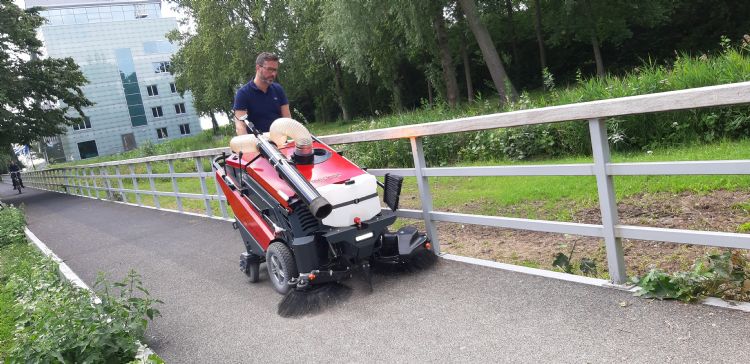 Coen Verhelst demonstreert de CitySweeper op een aantal lastig begaanbare locaties, zoals dit loopbruggetje. Coen Verhelst demonstreert de CitySweeper op een aantal lastig begaanbare locaties, zoals dit loopbruggetje.