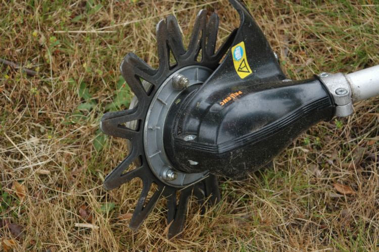 De grove tanden van de Pellenc pakken nog weleens een steentje. De grove tanden van de Pellenc pakken nog weleens een steentje.