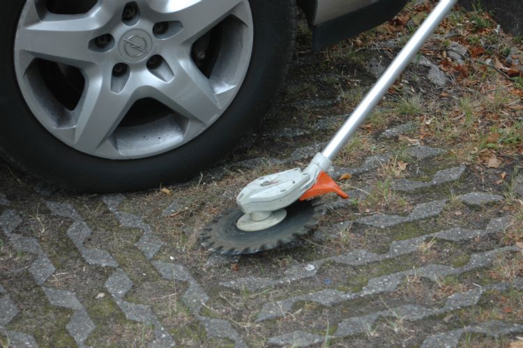 Bij correct gebruik kun je zonder veel risico's dicht bij geparkeerde auto's werken. Bij correct gebruik kun je zonder veel risico's dicht bij geparkeerde auto's werken.