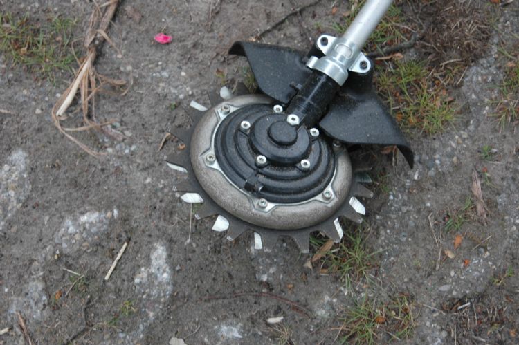 Makita gaf de tandjes van het ondermes een bijzondere, halvemaanachtige vorm. De schroef voor smeerolie is duidelijk herkenbaar. Makita gaf de tandjes van het ondermes een bijzondere, halvemaanachtige vorm. De schroef voor smeerolie is duidelijk herkenbaar.