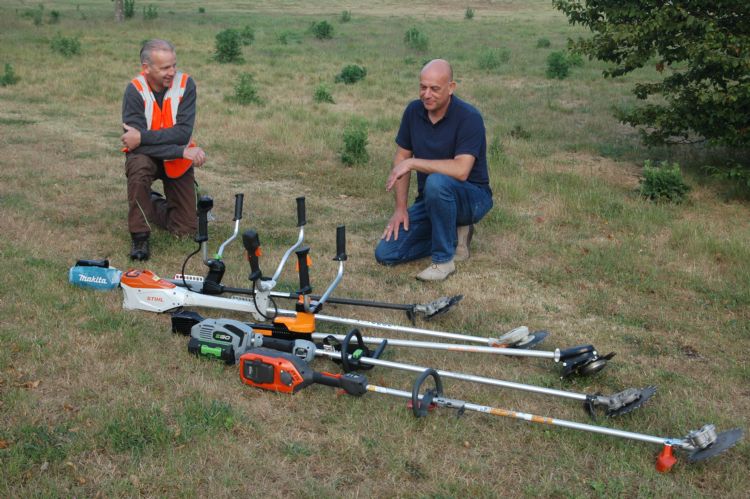 Projectleider Chris Heberle (links) en voorman Willem Berghorst van Sight Landscaping bij de vijf types die ze lieten testen.