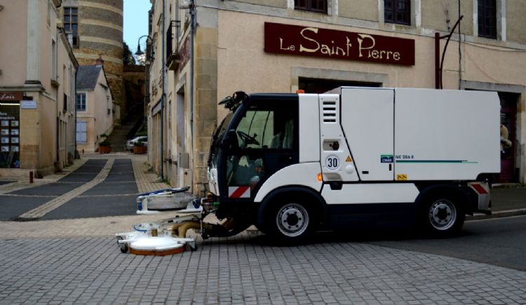 De R2500 is uiterst wendbaar. Dat maakt hem geschikt voor smalle steegjes. De R2500 is uiterst wendbaar. Dat maakt hem geschikt voor smalle steegjes.