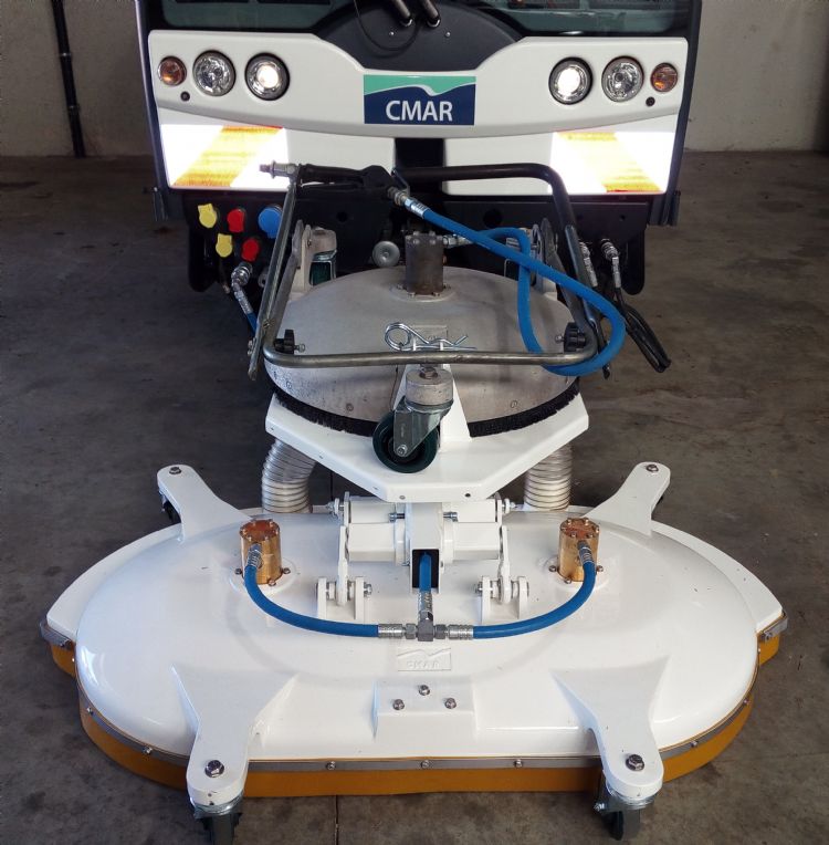 De spuitbak meet 130 x 60 cm en is uitgerust met twee roterende straalmondstukken De spuitbak meet 130 x 60 cm en is uitgerust met twee roterende straalmondstukken