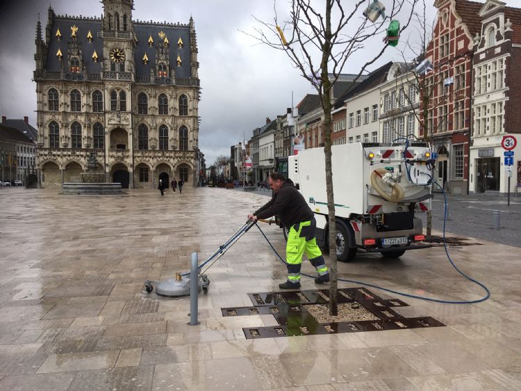 De reinigingsunit voor handmatig gebruik. Ook deze werkt met heet water. De reinigingsunit voor handmatig gebruik. Ook deze werkt met heet water.