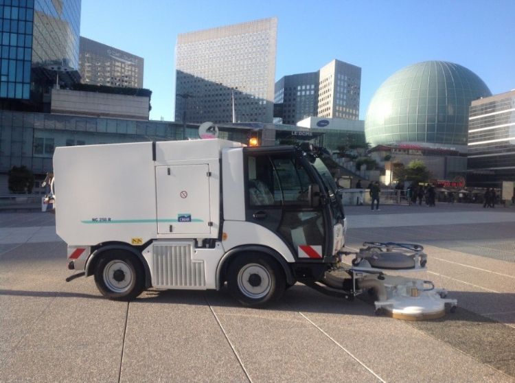 De winkeldriehoek is een uitgebreid, fraai en modern winkelcentrum. Volgens Zeeuws spelen de R2500's een hoofdrol bij het schoon en fris houden van dit gebied. De winkeldriehoek is een uitgebreid, fraai en modern winkelcentrum. Volgens Zeeuws spelen de R2500's een hoofdrol bij het schoon en fris houden van dit gebied.