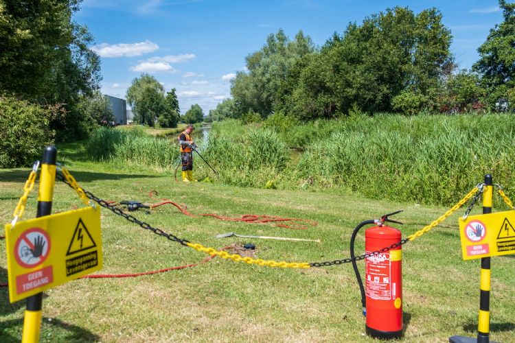 De experts van Dolmans Landscaping Services zijn wendbaar; de Rootwave Pro staat op een elektrische kruiwagen. De experts van Dolmans Landscaping Services zijn wendbaar; de Rootwave Pro staat op een elektrische kruiwagen.