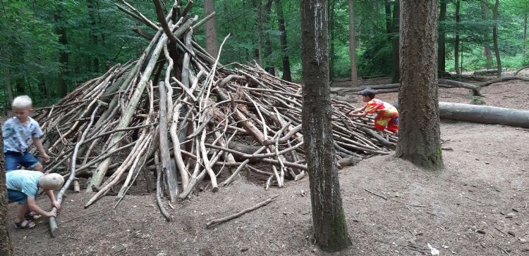 Door het hele Avonturenbos staan veilig gestutte hutten waaraan kinderen kunnen bouwen Door het hele Avonturenbos staan veilig gestutte hutten waaraan kinderen kunnen bouwen