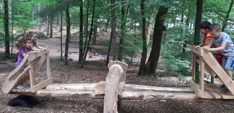 Een wipwap waarop veel kinderen tegelijk kunnen staan. Klaassen, de bedenker en uitvoerder: 'Met dit toestel kunnen kinderen leren en ontdekken wat balans is.' Een wipwap waarop veel kinderen tegelijk kunnen staan. Klaassen, de bedenker en uitvoerder: 'Met dit toestel kunnen kinderen leren en ontdekken wat balans is.'