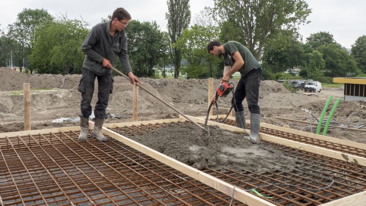 Leerlingen maakten kennis met de edele kunst van betonstorten. Leerlingen maakten kennis met de edele kunst van betonstorten.