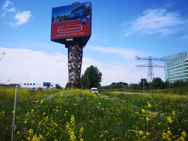 Rondom de 28 meter hoge mast van een reclamezuil langs de A2 zit een stalen honingraatstructuur met ruim 200 nestkasten voor bijen en vogels. Rondom de 28 meter hoge mast van een reclamezuil langs de A2 zit een stalen honingraatstructuur met ruim 200 nestkasten voor bijen en vogels.
