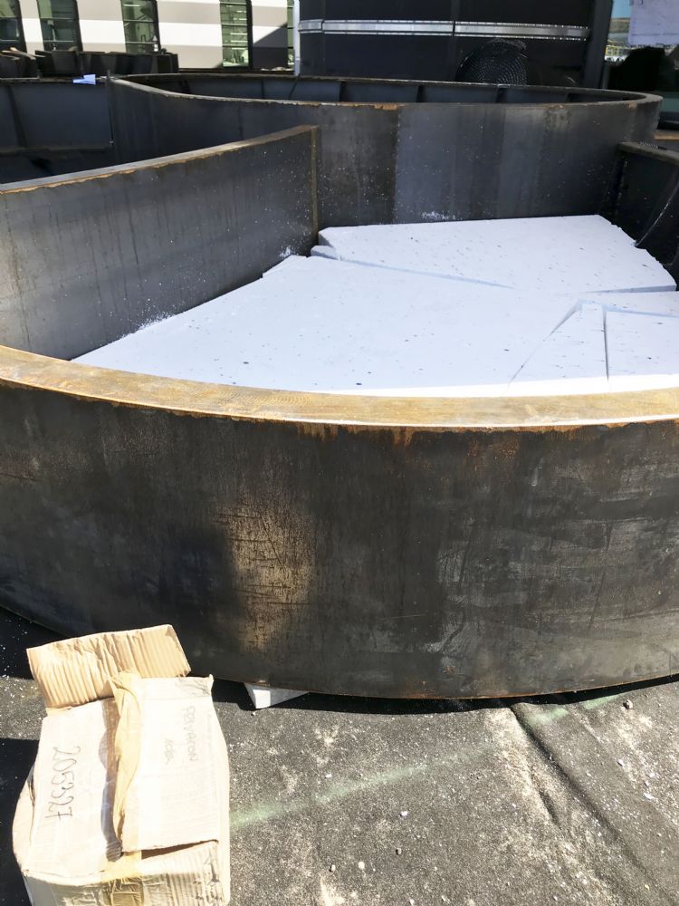 Bakken met piepschuim als gewichtsbesparing. Hier bovenop wordt het substraat gestort. Foto: Nophadrain. Bakken met piepschuim als gewichtsbesparing. Hier bovenop wordt het substraat gestort. Foto: Nophadrain.