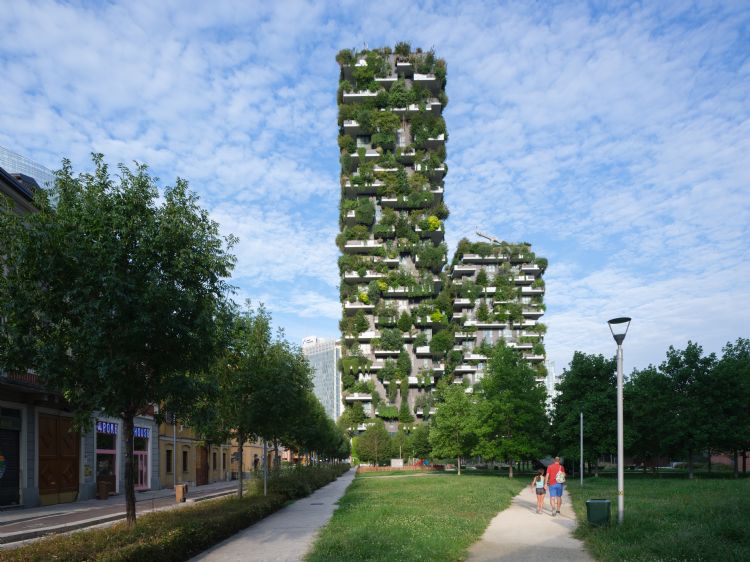 Flatgebouw met geïntegreerd verticaal bos