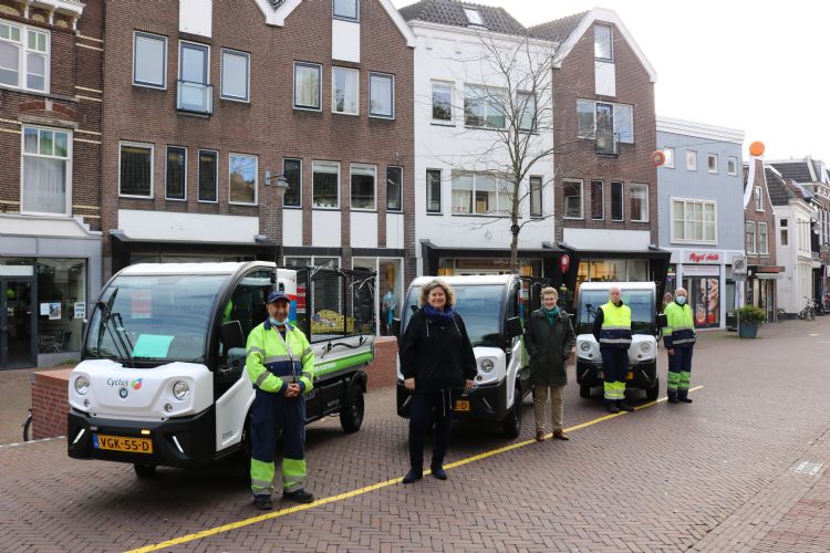 De Goupils vol in gebruik in het centrum van Gouda. Op de foto: wethouder Hilde Niezen van de gemeente Gouda, Cyclus directeur Linda Boot en drie vakmannen Reiniging bij Cyclus. De Goupils vol in gebruik in het centrum van Gouda. Op de foto: wethouder Hilde Niezen van de gemeente Gouda, Cyclus directeur Linda Boot en drie vakmannen Reiniging bij Cyclus.