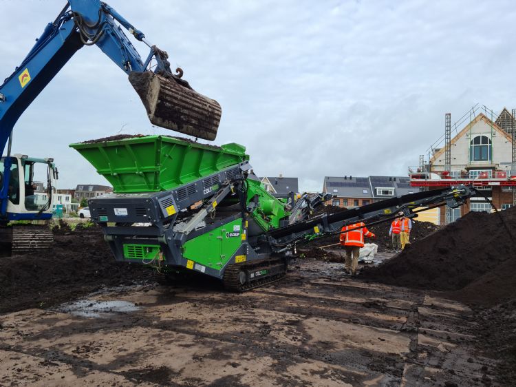 Grond afgraven en zeven Grond afgraven en zeven