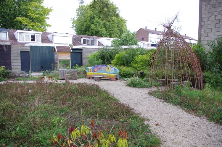 Het Rijtuigentuintje in Nieuwegein was ooit een grasstrook met een boom. Het Rijtuigentuintje in Nieuwegein was ooit een grasstrook met een boom.