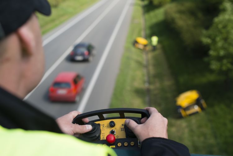 Door de radiografische besturing sta je op veilige afstand. Door de radiografische besturing sta je op veilige afstand.
