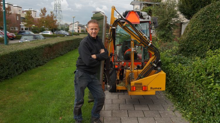 Marco Romijn bij zijn Antonio Carraro-tractor, voorzien van driedelige maaiarm met snoeibak Marco Romijn bij zijn Antonio Carraro-tractor, voorzien van driedelige maaiarm met snoeibak