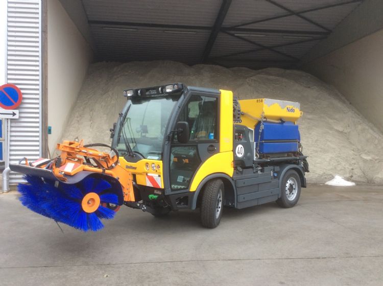 Multicar met natzoutstrooier en sneeuwborstel Multicar met natzoutstrooier en sneeuwborstel