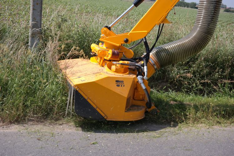 De ecologische maaier, een cirkelmaaier met afzuiging, bewijst al jaren zijn diensten. De ecologische maaier, een cirkelmaaier met afzuiging, bewijst al jaren zijn diensten.