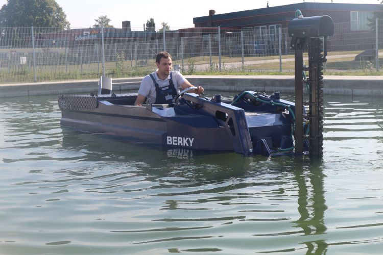 De Berky-6310 hybride maakt het maaien van waterbodems- en oevers zonder directe emissies mogelijk