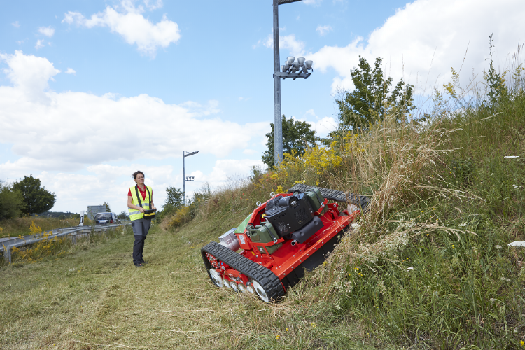 Het lage gewicht, een laag zwaartepunt en rupsbanden verhinderen dat deze maaier naar beneden afglijdt. Het lage gewicht, een laag zwaartepunt en rupsbanden verhinderen dat deze maaier naar beneden afglijdt.