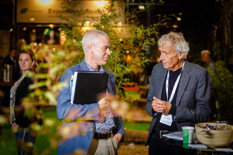 Een vakbeurs biedt, ook in tijden van corona, gelegenheid voor die o zo belangrijke informele ontmoetingen. Een vakbeurs biedt, ook in tijden van corona, gelegenheid voor die o zo belangrijke informele ontmoetingen.