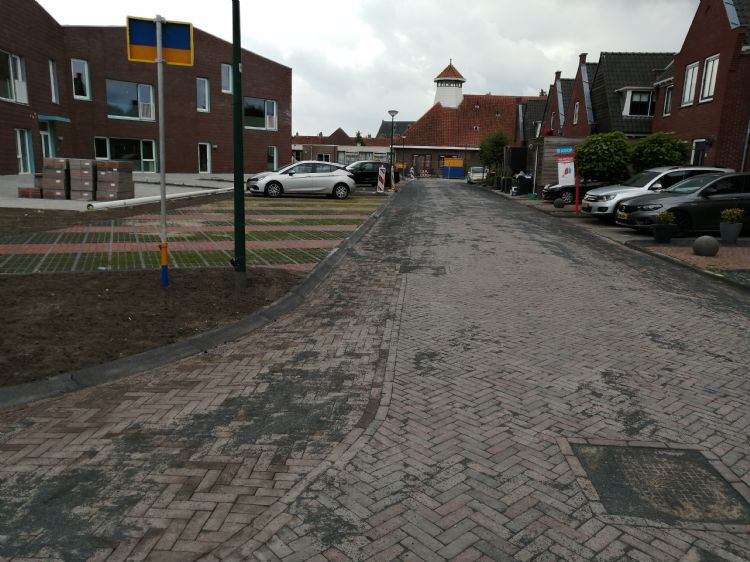 De schuine parkeervakken zorgen voor een natuurlijke rijrichting. De schuine parkeervakken zorgen voor een natuurlijke rijrichting.
