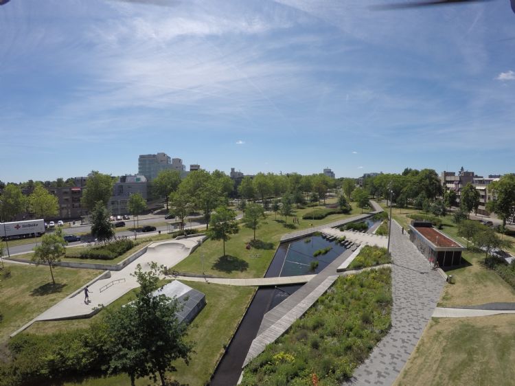 Het Brinkpark in Apeldoorn op het dak van een ondergrondse parkeergarage. Hiervoor werd 2000 ton bomengrond, lava, daktuinsubstraat en molmmest aangevoerd. Het Brinkpark in Apeldoorn op het dak van een ondergrondse parkeergarage. Hiervoor werd 2000 ton bomengrond, lava, daktuinsubstraat en molmmest aangevoerd.