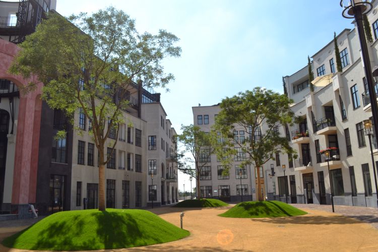 Het Maanplein in Heerlen, onderdeel van het Maankwartier. Eronder bevinden zich winkels en een dubbeldeks parkeergarage. Het Maanplein in Heerlen, onderdeel van het Maankwartier. Eronder bevinden zich winkels en een dubbeldeks parkeergarage.