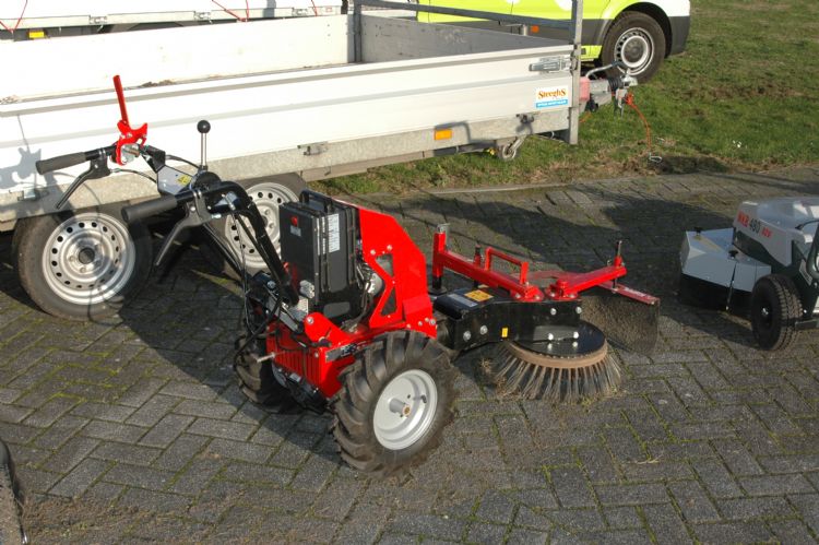 De onkruidbostel die kan worden aangebouwd op de zware Koppl-basismachine De onkruidbostel die kan worden aangebouwd op de zware Koppl-basismachine