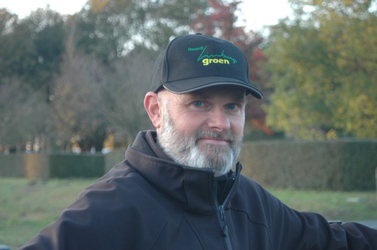 Ruben Oehlen, voorman bij Noord-Limburg Groen: 'De machine moet niet te zwaar op de borstel drukken.' Ruben Oehlen, voorman bij Noord-Limburg Groen: 'De machine moet niet te zwaar op de borstel drukken.'