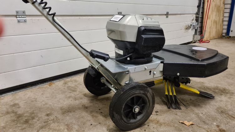 Ook een goede: de Greenbuster met helikopter-look. Deze machine heeft dezelfde motor en accu's als de RVA en de Nesbo. Ook een goede: de Greenbuster met helikopter-look. Deze machine heeft dezelfde motor en accu's als de RVA en de Nesbo.