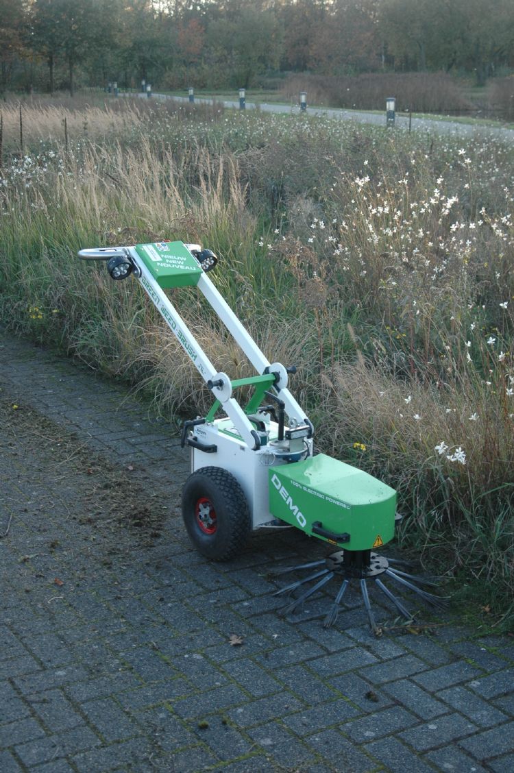 De oordelen over de werking van de Green Weed Brush verschillen. De onbeschermde borstel kan links- en rechtsom draaien. De oordelen over de werking van de Green Weed Brush verschillen. De onbeschermde borstel kan links- en rechtsom draaien.