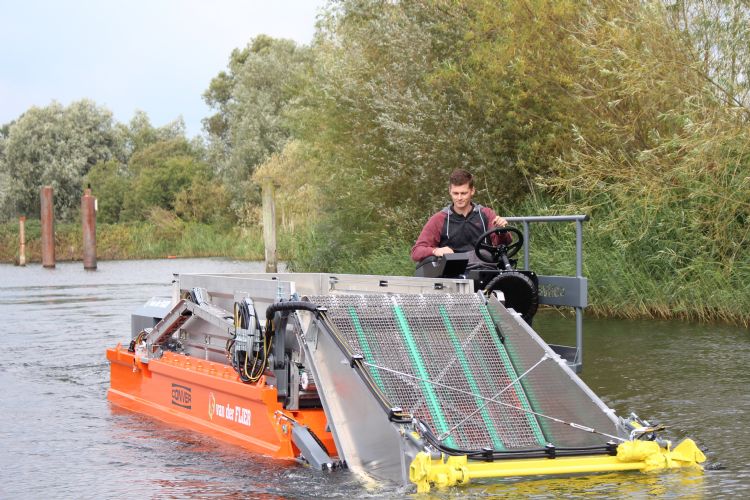 De MC101 heeft een lage doorvaarhoogte. Het bedieningscompartiment zit naast de bunker. De MC101 heeft een lage doorvaarhoogte. Het bedieningscompartiment zit naast de bunker.