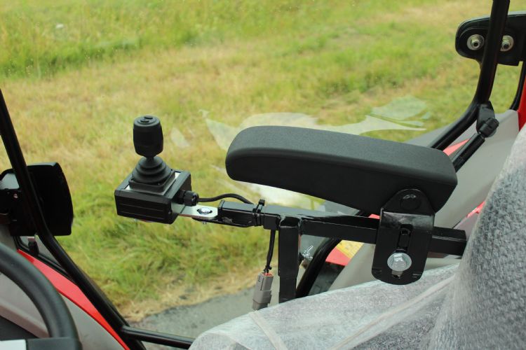 'Standaard wordt het hydraulische ventiel van Danfoss bediend door de proportionele mini-joystick.' 'Standaard wordt het hydraulische ventiel van Danfoss bediend door de proportionele mini-joystick.'