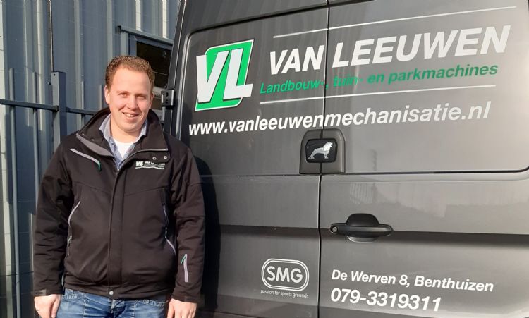Willem Hak, eigenaar Van Leeuwen Landbouw-, tuin- en parkmachines. Willem Hak, eigenaar Van Leeuwen Landbouw-, tuin- en parkmachines.