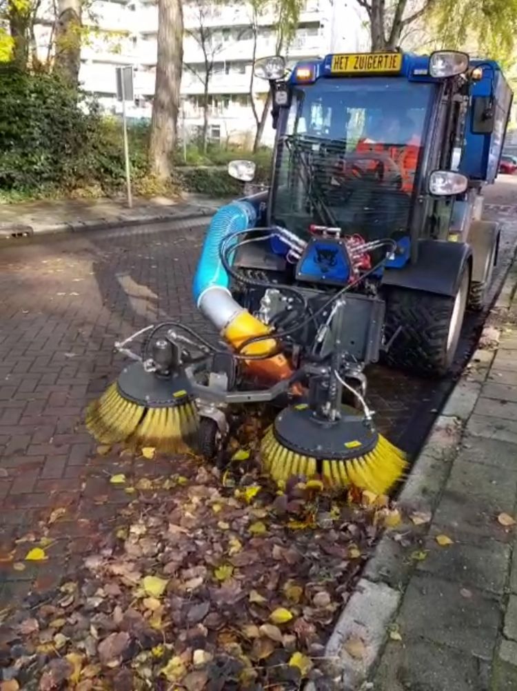 AH Vrij gebruikt een van zijn Multihogs uitsluitend om te borstelen. AH Vrij gebruikt een van zijn Multihogs uitsluitend om te borstelen.