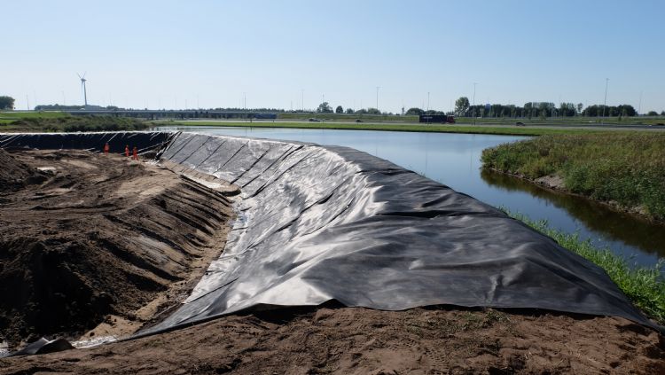 Installatie van het onkruiddoek in Amsterdam Installatie van het onkruiddoek in Amsterdam
