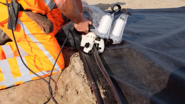 Close-up van het aan elkaar naaien van het onkruiddoek Close-up van het aan elkaar naaien van het onkruiddoek