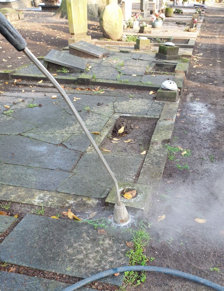 Ook het onkruid op de graven gaat eraan. Foto: Raymond Hofsté Ook het onkruid op de graven gaat eraan. Foto: Raymond Hofsté
