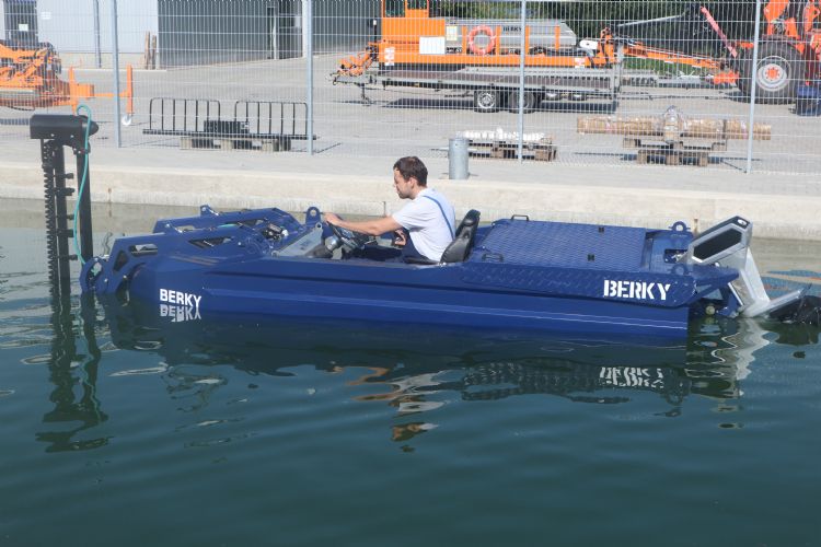 Zoiets als de hybride maaiboot van Berky is natuurlijk een leuke uitdaging om te keuren. Zoiets als de hybride maaiboot van Berky is natuurlijk een leuke uitdaging om te keuren.