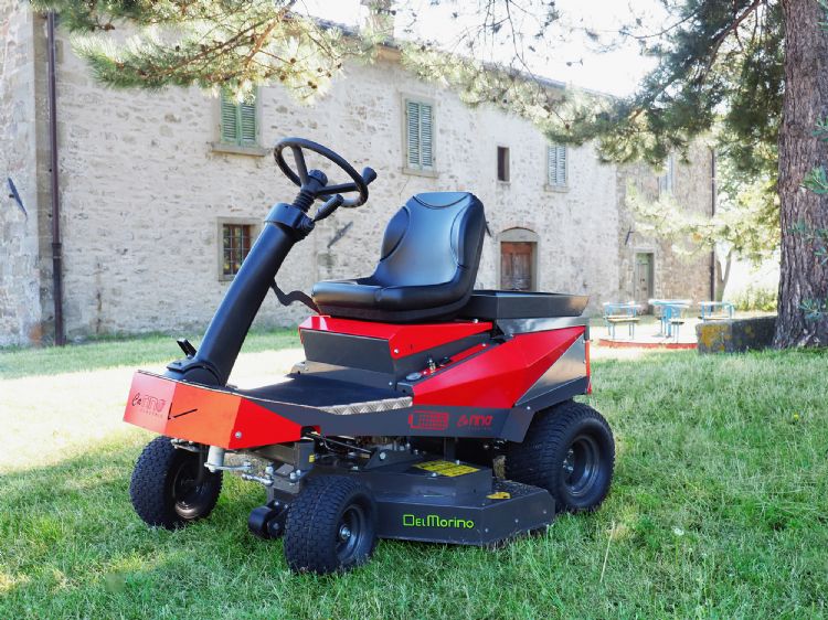 De Carino met cirkelmaaier De Carino met cirkelmaaier