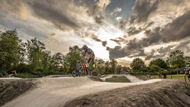 Crossbaan met toplaag van Nobre cál © Roelof Jonker fotografie Crossbaan met toplaag van Nobre cál © Roelof Jonker fotografie