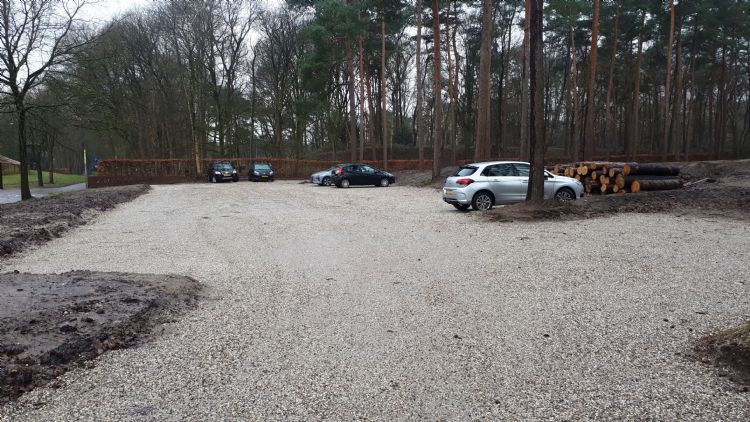 De nieuwe parkeerplaats bij bezoekerscentrum Kamp Amersfoort, aangelegd met Achterhoeks Padvast De nieuwe parkeerplaats bij bezoekerscentrum Kamp Amersfoort, aangelegd met Achterhoeks Padvast