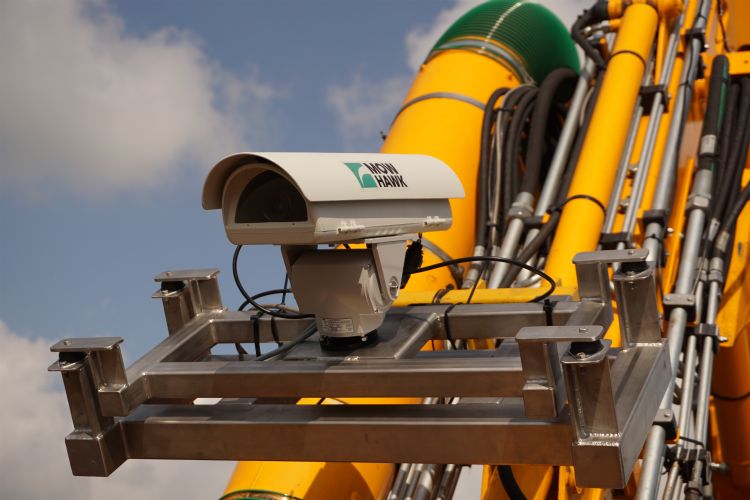 De videocamera ziet de maairichting en stuurt daarop automatisch de rotor van de camera aan. De videocamera ziet de maairichting en stuurt daarop automatisch de rotor van de camera aan.