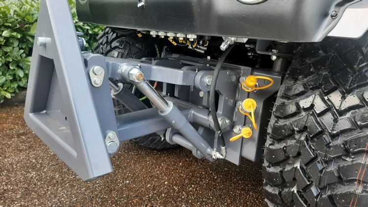 Het ontwerp van het hefsysteem met een snelwissel-A-frame werd vernieuwd. Het ontwerp van het hefsysteem met een snelwissel-A-frame werd vernieuwd.