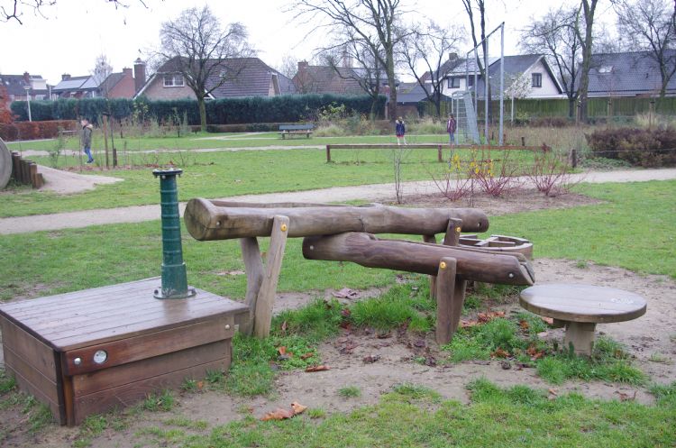 Spelen in de nieuwe buurttuin aan de Lupinenstraat in Didam Spelen in de nieuwe buurttuin aan de Lupinenstraat in Didam