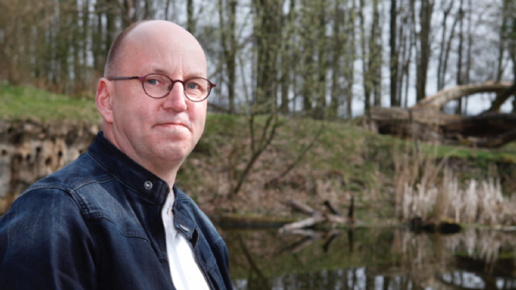 Jaap van der West, directeur van Vertisol, wordt de eerste gebruiker van de onkruidbestrijder. Jaap van der West, directeur van Vertisol, wordt de eerste gebruiker van de onkruidbestrijder.