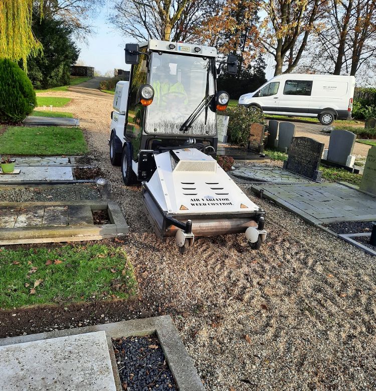 Ook op halfverharding, zoals het grind op deze begraafplaats, kan de machine goed uit de voeten.