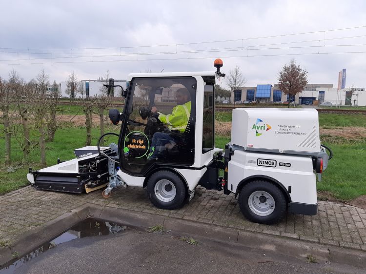 De machinist heeft een tablet in zijn cabine, waarop het werkplan staat. De machinist heeft een tablet in zijn cabine, waarop het werkplan staat.
